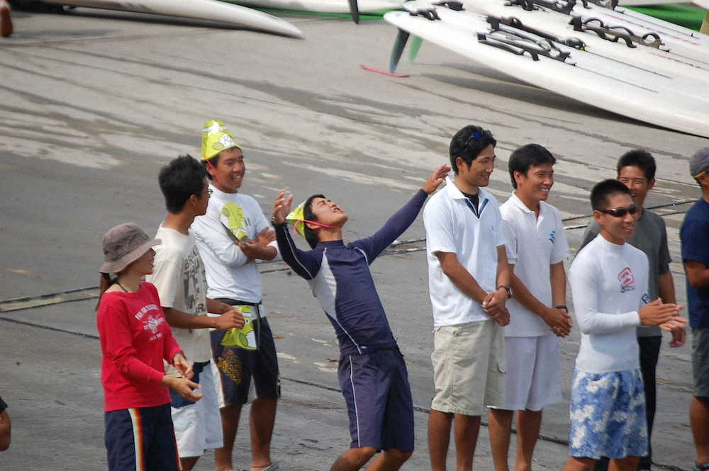 【画像・写真】高校3年の大分国体で声援を送る外薗（左から4人目）。常にムードメーカーだった（高校の恩師・山下教諭提供）