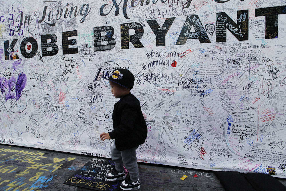 ステイプルズセンター前に記されたファンの追悼メッセージ（AP）