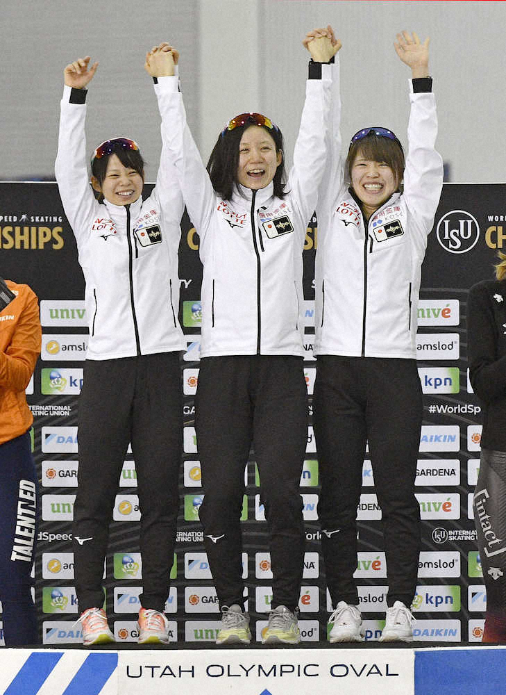 スピードスケート世界距離別選手権の女子団体追い抜きで、日本が世界新記録で優勝。表彰台で笑顔を見せる（左から）高木菜那、高木美帆、佐藤綾乃