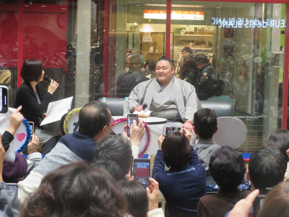 【画像・写真】地元のファン3000人の前でトークショーを行った朝乃山