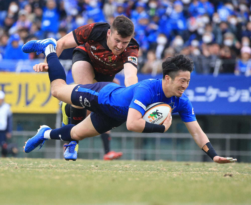 【画像・写真】＜パナソニック・東芝＞後半、パナソニック・小山はトライを決める（撮影・西尾　大助）