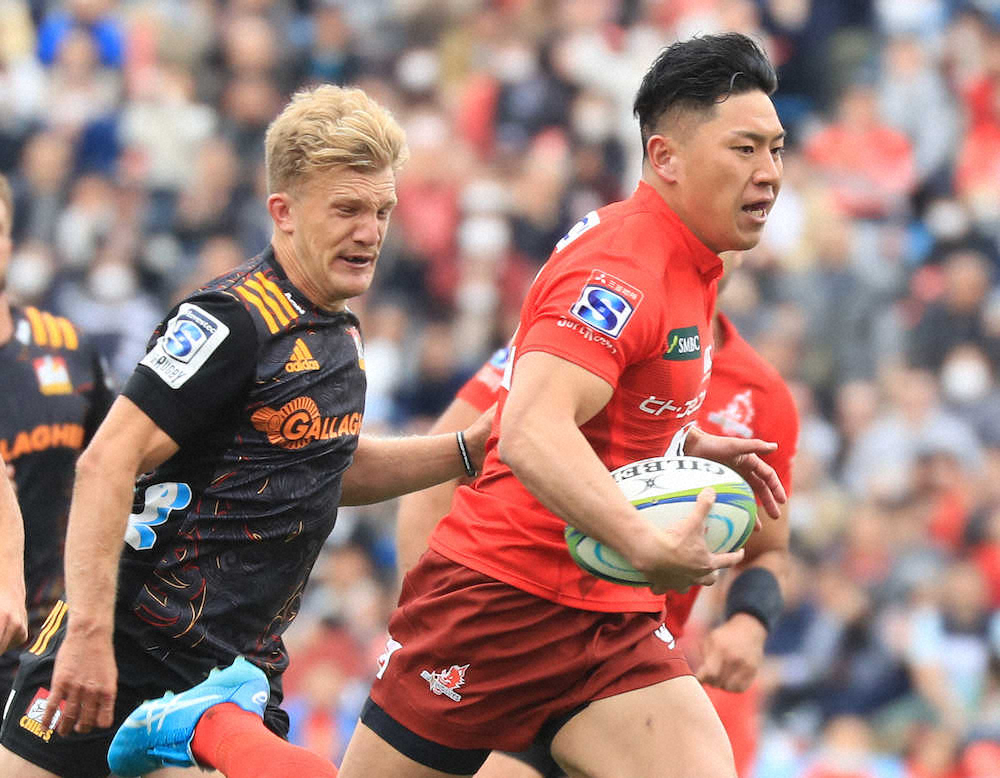 【画像・写真】＜サンウルブズ・チーフス＞チーフス・マッケンジー（左）を振り切るサンウルブズ・中野（撮影・吉田　剛）