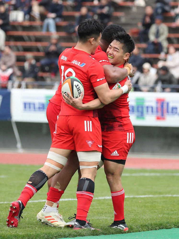 【画像・写真】後半25分、トライを決め抱き合う神鋼・TB林　真太郎（右）（撮影・後藤　正志）