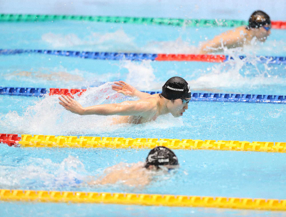 【画像・写真】男子400メートル個人メドレー決勝、自己ベストに遠く及ばないタイムに終わった萩野公介（中央）（撮影・小海途　良幹）