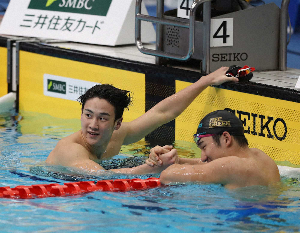 男子200メートル平泳ぎ決勝、優勝した佐藤翔馬（左）は山尾隼人と健闘をたたえ合う（撮影・小海途　良幹）