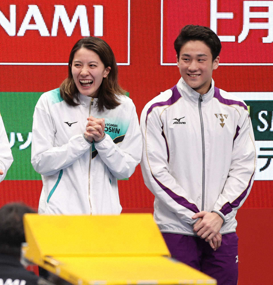 最優秀選手に選ばれた大橋悠依（左）と佐藤翔馬は笑顔を見せる（撮影・小海途　良幹）