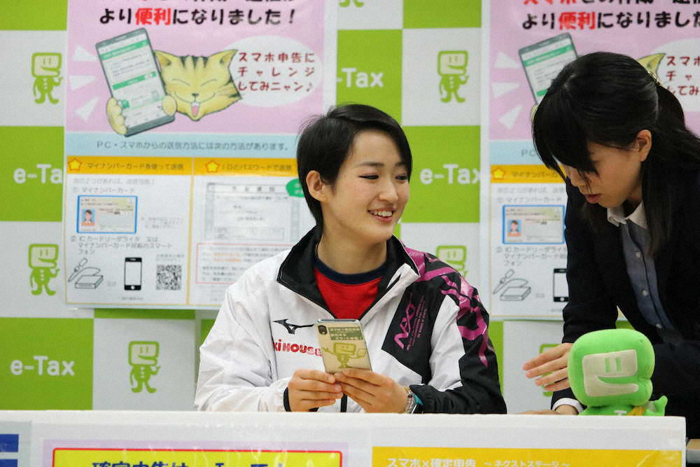 大阪国税局でスマートフォンによる確定申告を体験する空手の清水希容