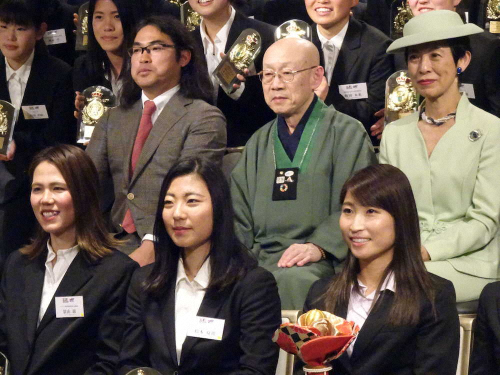 ホッケー日本リーグの女子MVPを受賞したFW清水美並（前列右）はロッチ中岡創一（後列左）、高円宮妃久子さま（後列右）らと記念撮影　　　　　　　　　　　　　　　　　　　　　　　　　　　　　