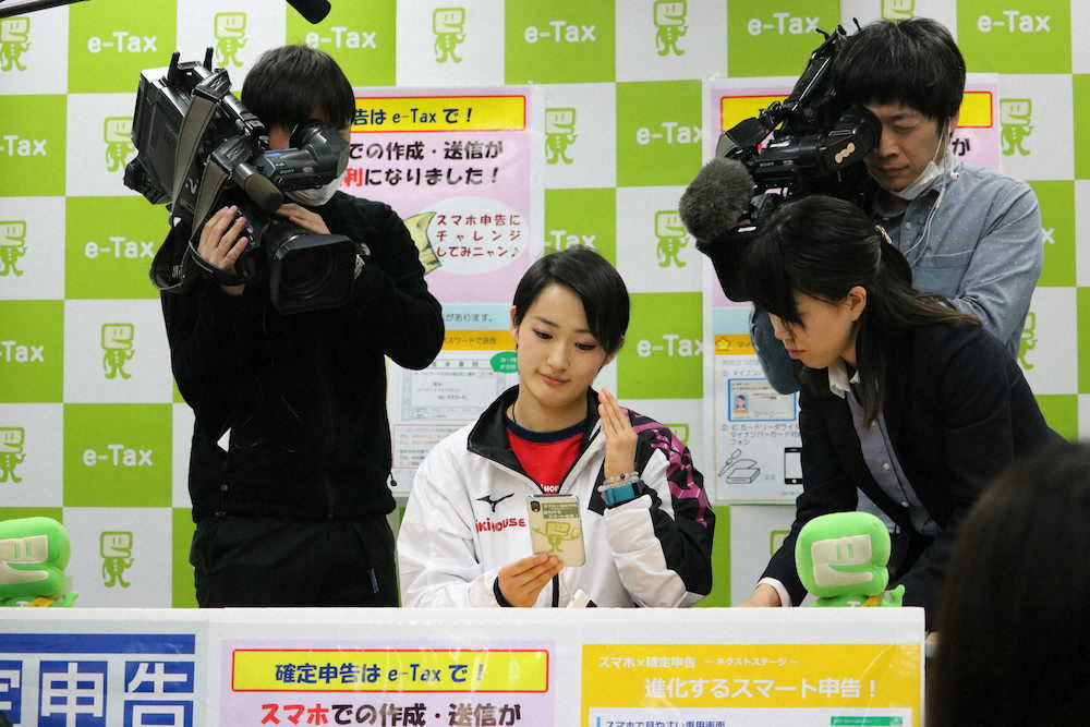 大阪国税局でスマートフォンによる確定申告を体験する空手の清水（中央）