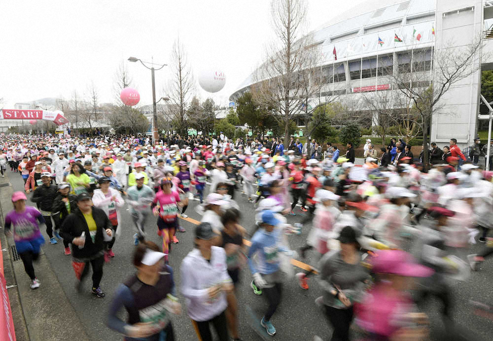 2019年3月、名古屋ウィメンズマラソンでスタートする大勢のランナー＝名古屋市