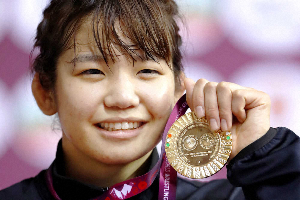 女子50キロ級で優勝し、金メダルを手に笑顔の五十嵐