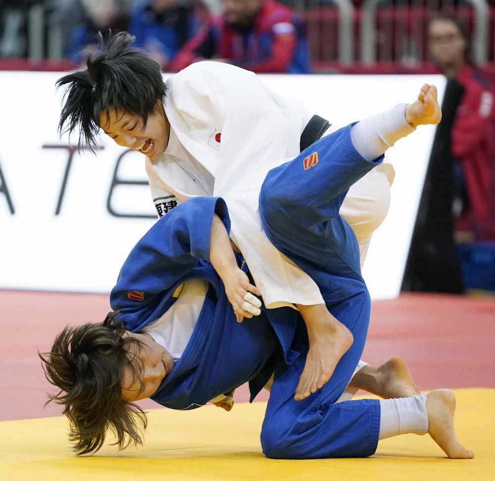女子52キロ級準々決勝でモンゴル選手を破った阿部詩（上）