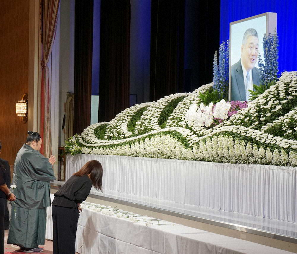 【画像・写真】徳勝龍が涙の献花　近大相撲部・伊東勝人監督「お別れの会」