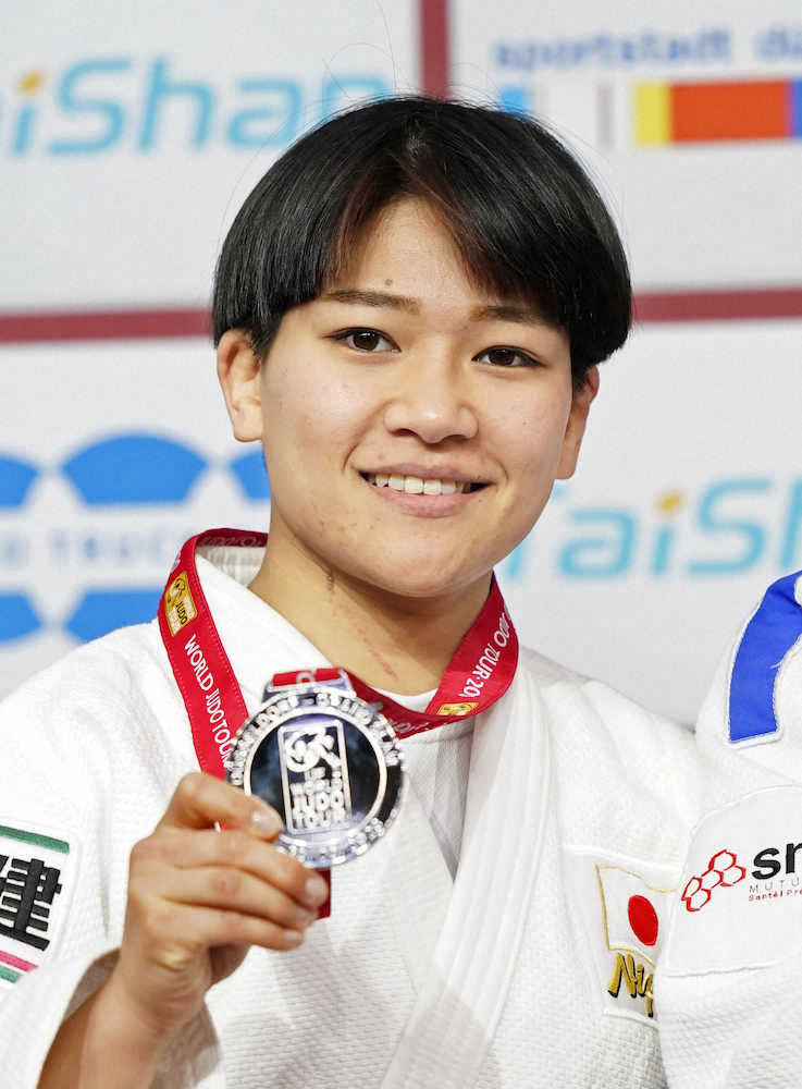 女子48キロ級で2位となり、銀メダルを手にする渡名喜