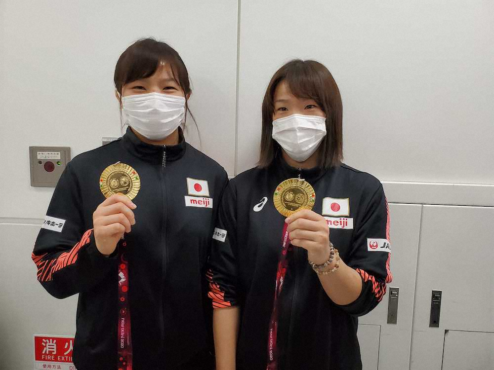 金メダルを手に笑顔の川井梨（右）、川井友