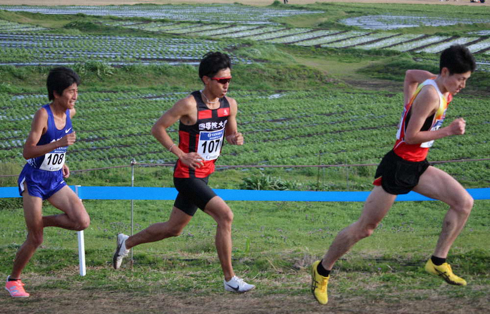 シニア男子10キロ終盤に田村友（右）、田村和（左）と激しく競り合う浦野