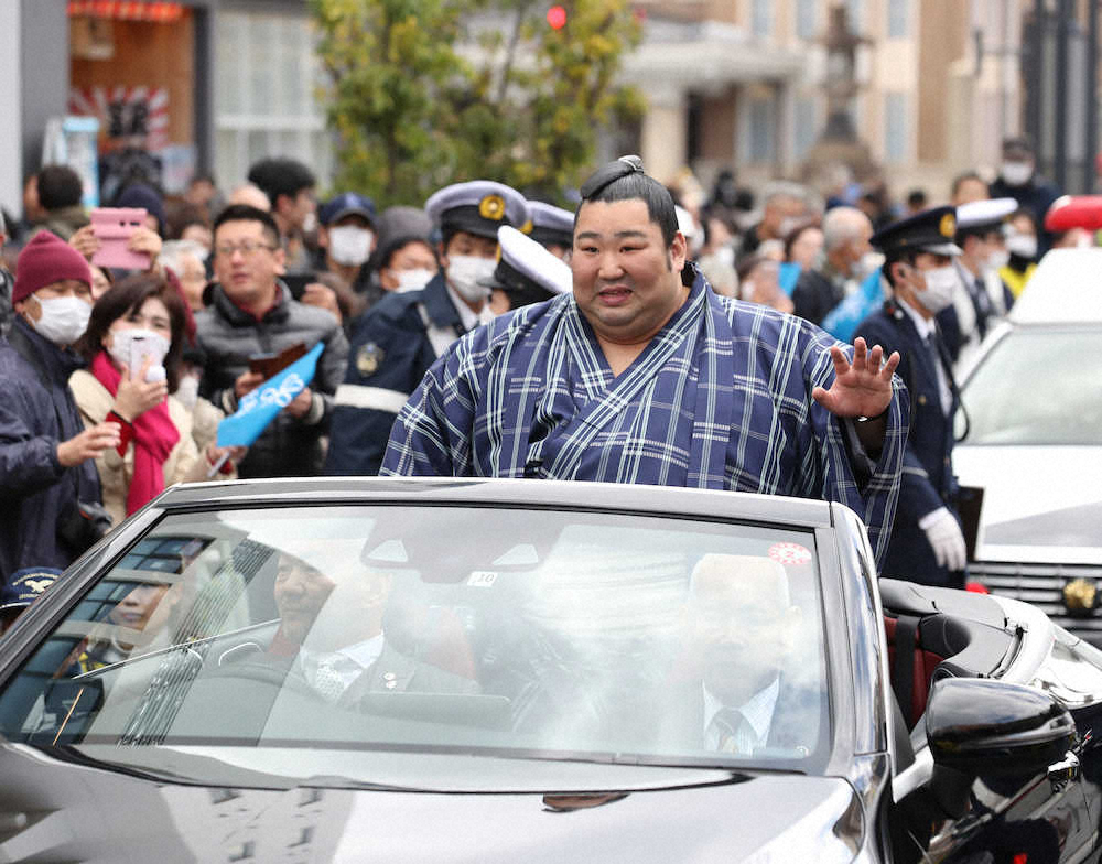 奈良市で祝賀パレードを行い、時折笑顔を見せながら手を振る徳勝龍（中央）（撮影・平嶋　理子）