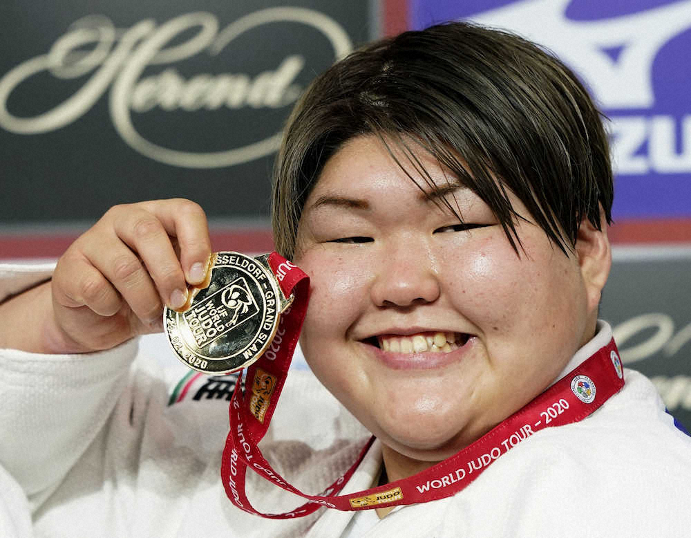 女子78キロ超級で優勝し、金メダルを手に笑顔の朝比奈沙羅