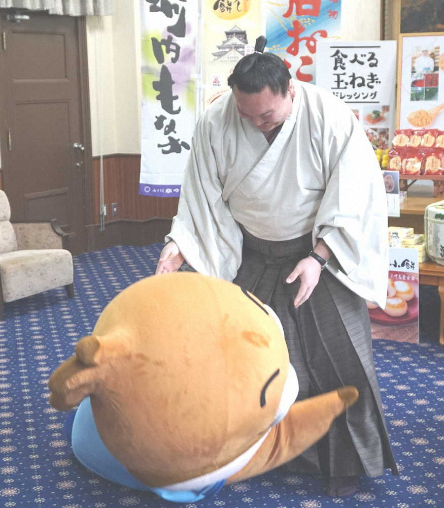 大阪府庁を訪れ、広報担当副知事を務めるキャラクター「もずやん」を右小手投げで豪快に転がす白鵬