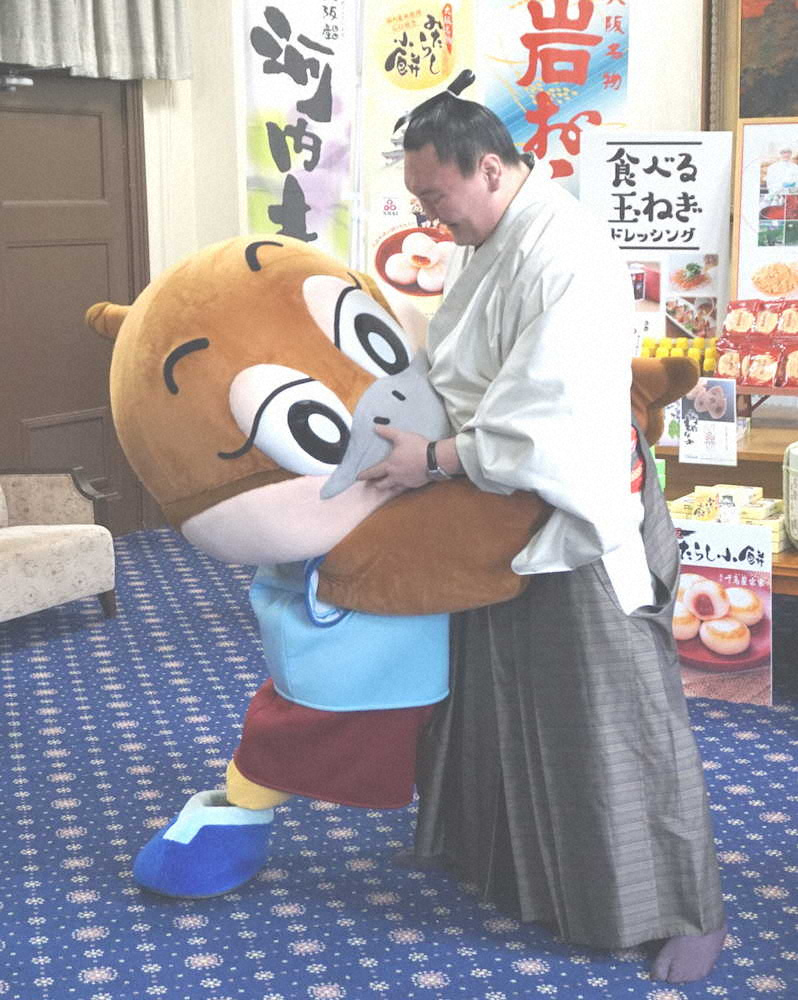 大阪府庁を訪れ、広報担当副知事を務めるキャラクター「もずやん」と相撲を取る白鵬