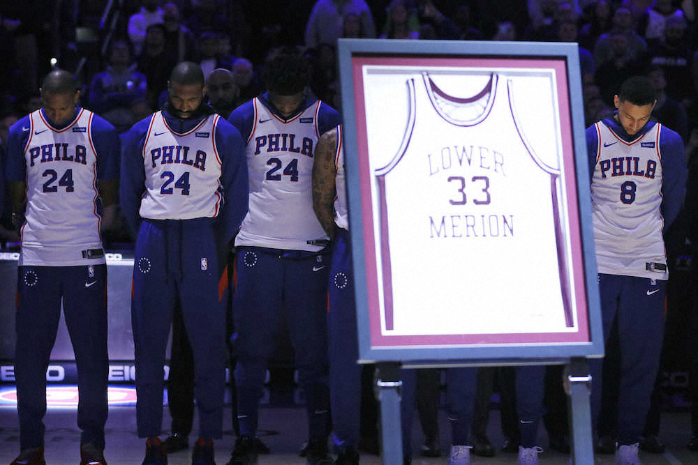 NBA76ersの追悼セレモニーで掲げられたブライアント氏の高校時代のユニフォーム（AP）