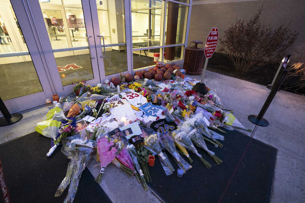 ローワー・メリオン高校の「ブライアント体育館」前に置かれた花束や記念品（AP）
