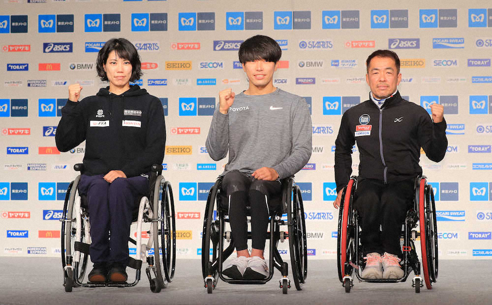 ＜東京マラソン・プレスカンファレンス＞フォトセッションを行う（左から）喜納、鈴木、洞ノ上（撮影・吉田　剛）　