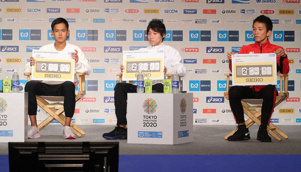 ＜東京マラソン・プレスカンファレンス＞目標タイムを掲げる（左から）大迫、設楽、井上（撮影・吉田　剛）　