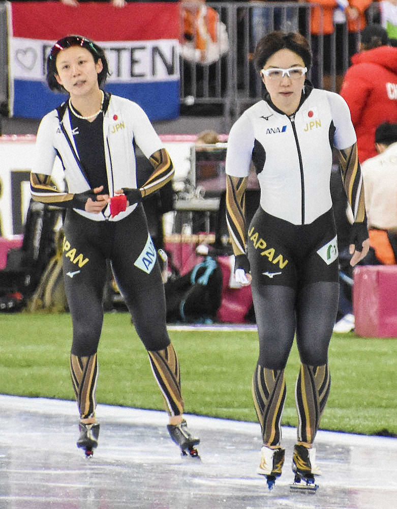 女子500メートル2回目を終えた高木美帆（左）と小平奈緒