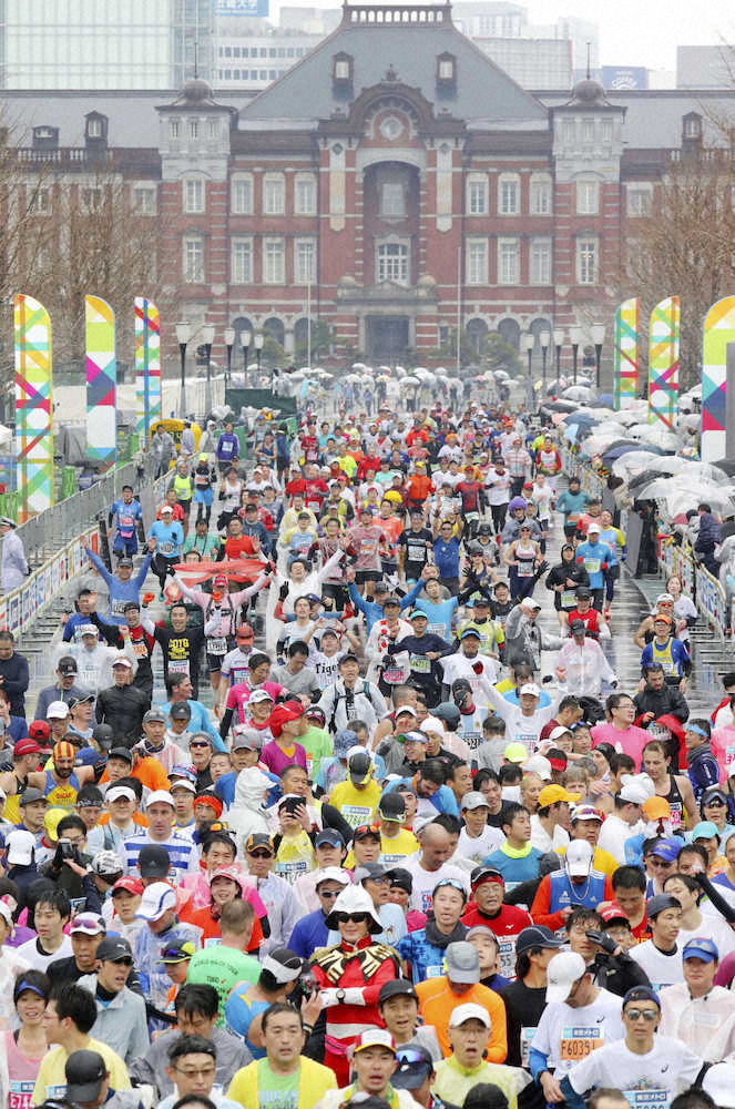 昨年の東京マラソンでゴールする一般ランナー＝2019年3月、東京都千代田区