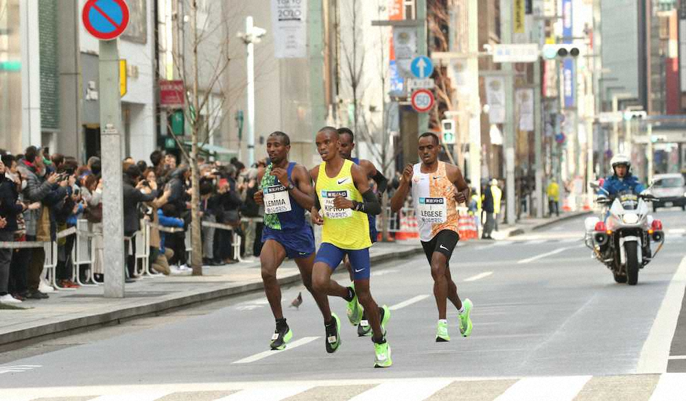 ＜東京マラソン2020＞トップ集団で銀座を通過する優勝したレゲセ（右）ら外国人勢（撮影・村上　大輔）