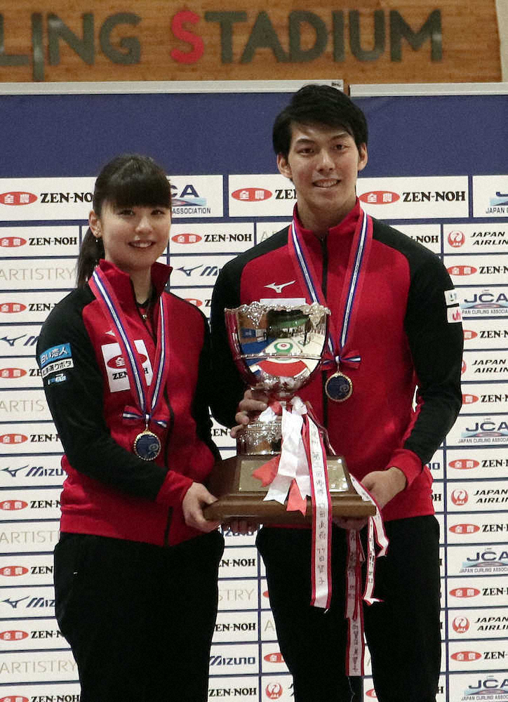 優勝カップを手に笑顔の松村（左）、谷田組