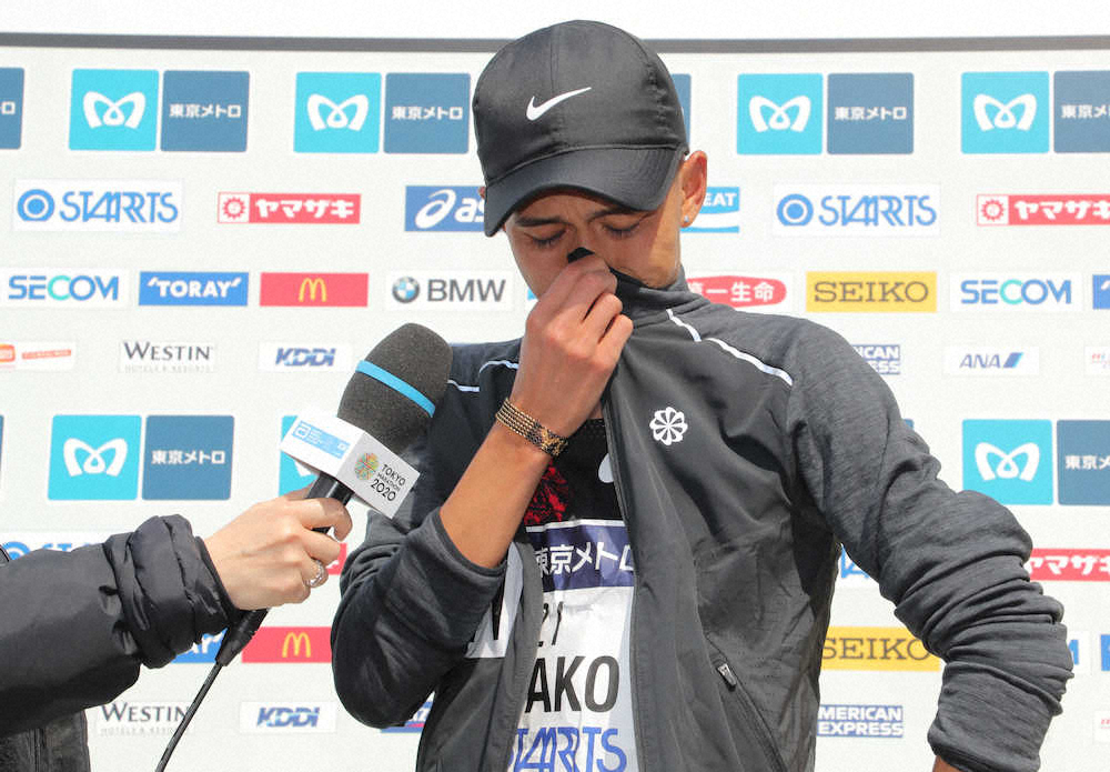 自身の日本記録を更新した大迫は残り1枠の東京五輪マラソン代表をほぼ手中にし、インタビュー中に感極まる（代表撮影）