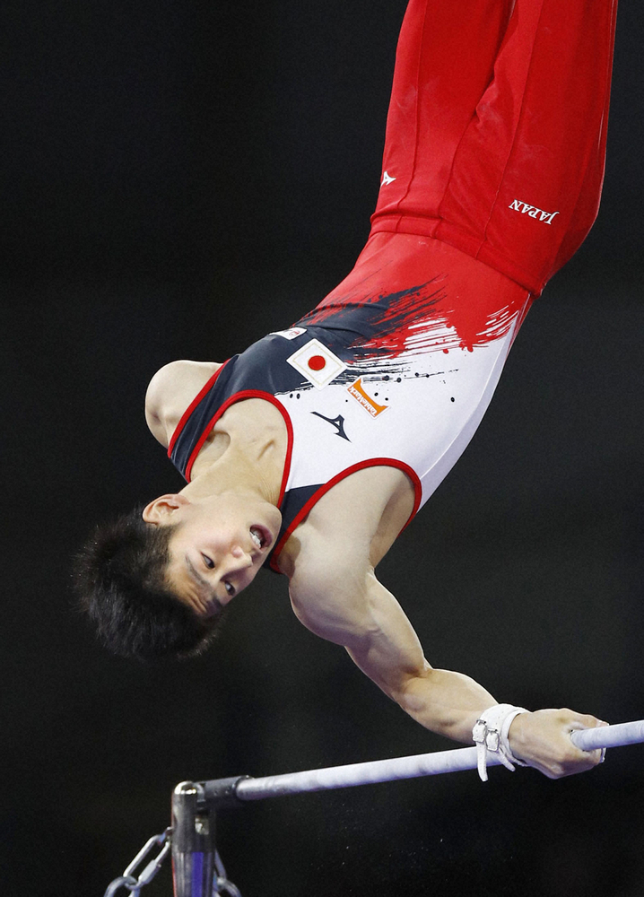 昨年10月、体操世界選手権の男子種目別決勝で鉄棒の演技をする橋本