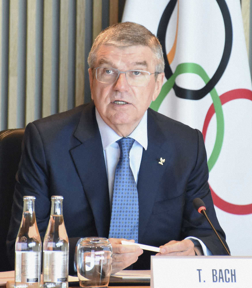 IOC理事会の冒頭であいさつするバッハ会長