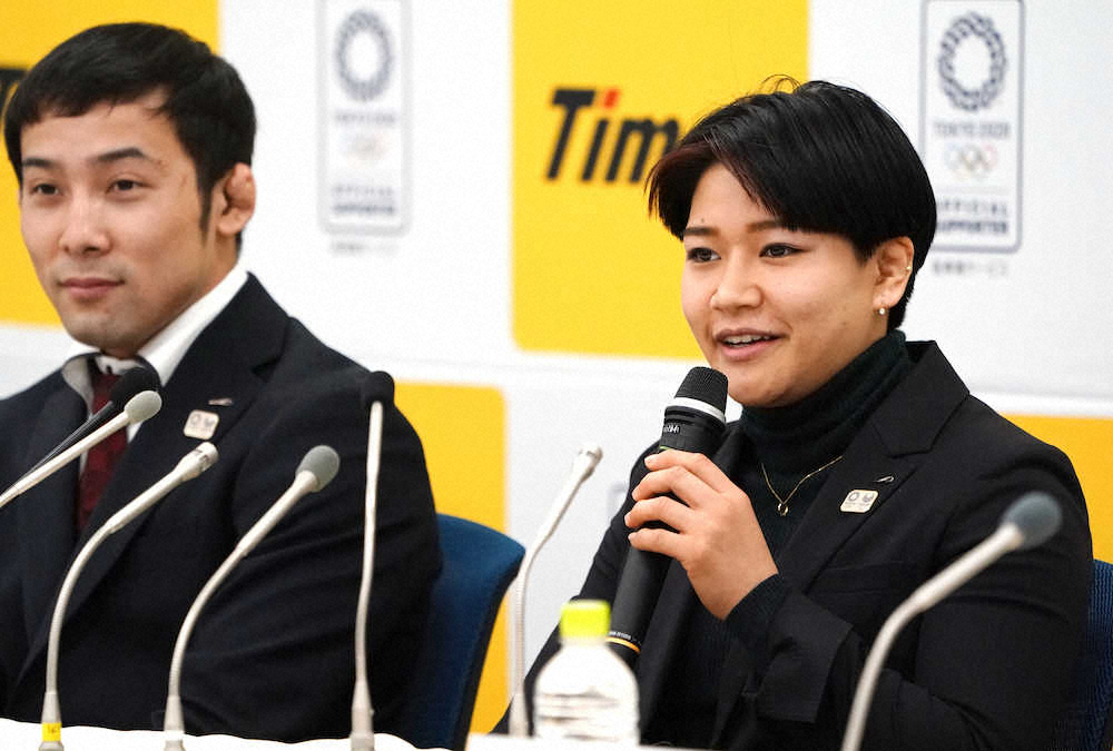 東京五輪への意気込みを話す渡名喜（右）。左は高藤直（撮影・沢田　明徳）