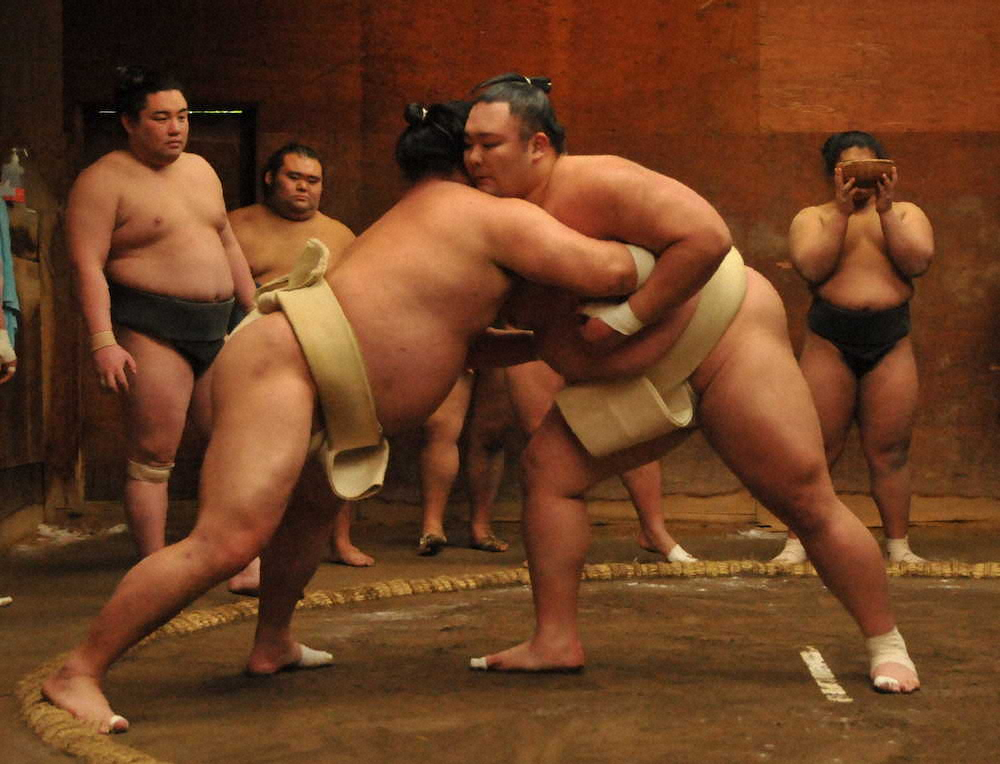 所属の高砂部屋で朝玉勢（左）と相撲を取る朝乃山