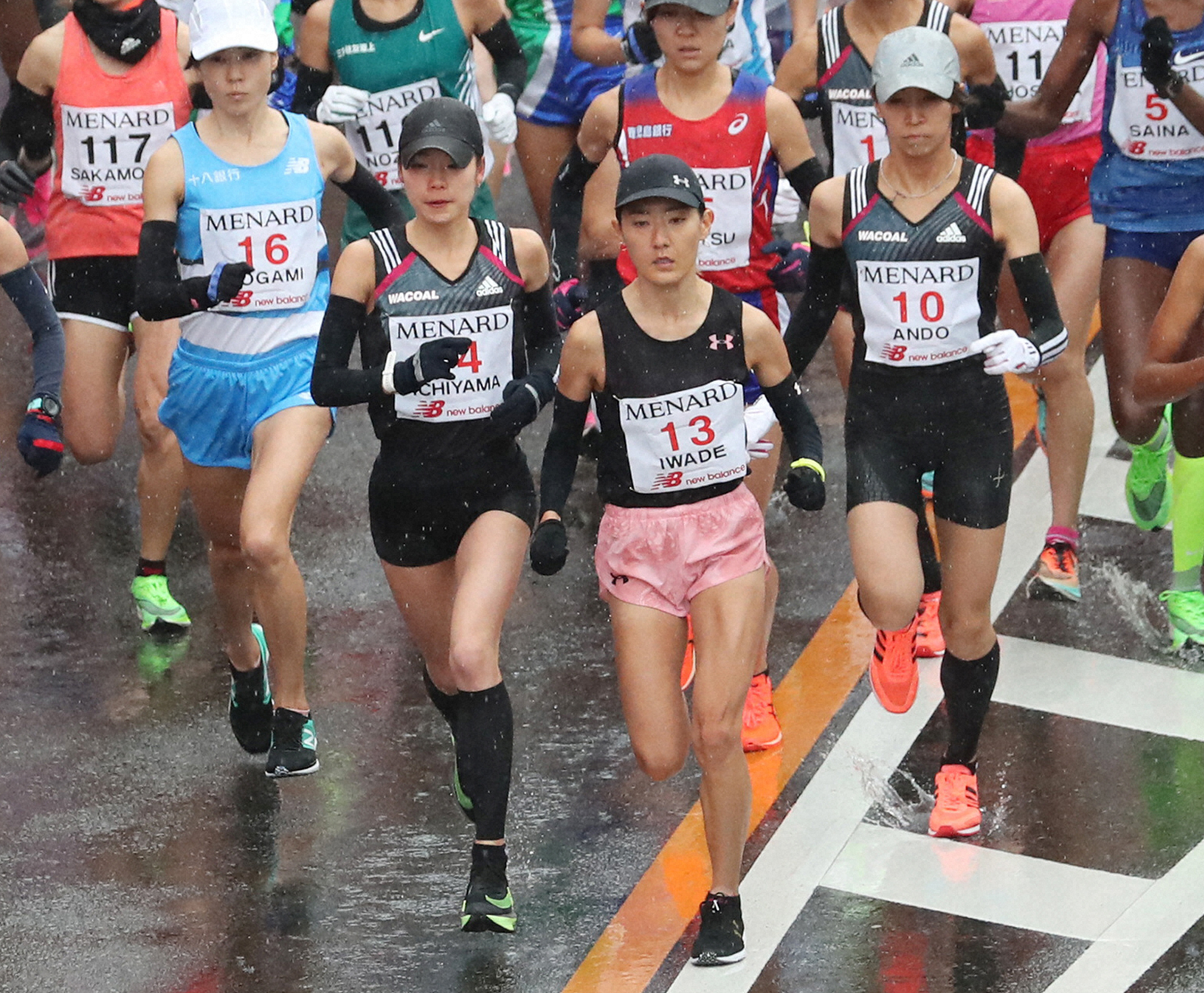 名古屋ウィメンズマラソンで先頭集団で走る一山麻緒（左から2人目、ゼッケン14）安藤友香（右、ゼッケン10）