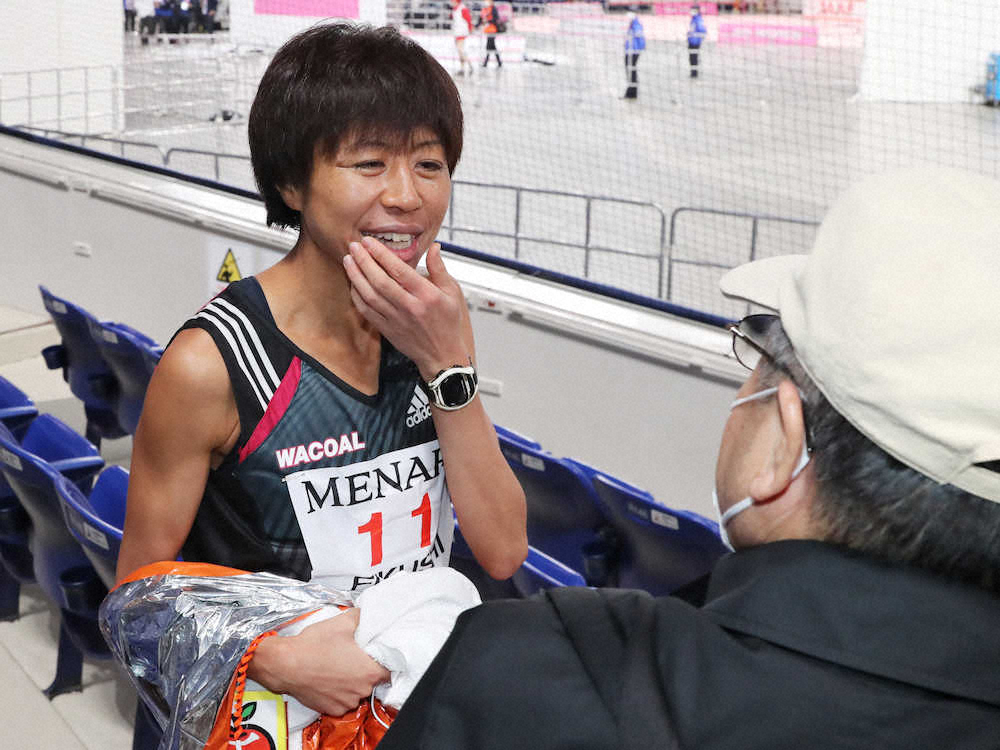 ＜名古屋ウィメンズマラソン＞レースを棄権した福士加代子は、関係者と話す（撮影・椎名　航）