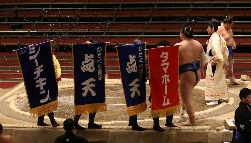 【画像・写真】異例ずくめの初日　力水は形だけ、再入場禁止　懸賞は昨年春場所初日に比べ63本少ない83本