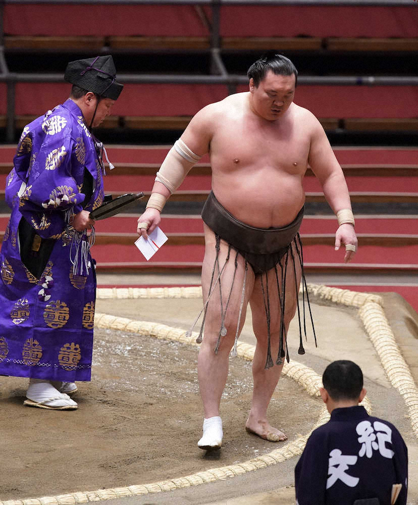 【画像・写真】1本だけの薄い懸賞を受け取る白鵬（撮影・井垣　忠夫）