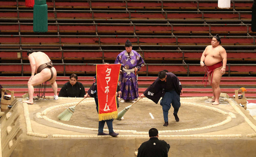 【画像・写真】懸賞が1つしかない白鵬（左）（撮影・平嶋　理子）　　　　　　　　　　　　　　　　　　　　　　　　　　　　　　　　　　　　　　　　　　　