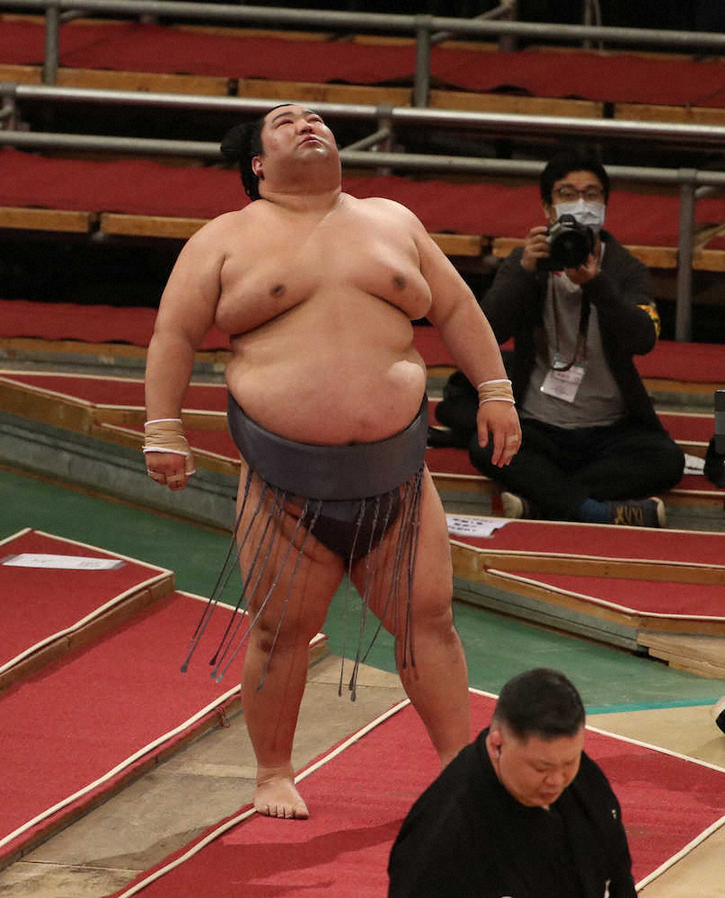 ＜大相撲春場所3日目＞北勝富士に押し出しで敗れ、天を仰ぐ徳勝龍（撮影・坂田　高浩）