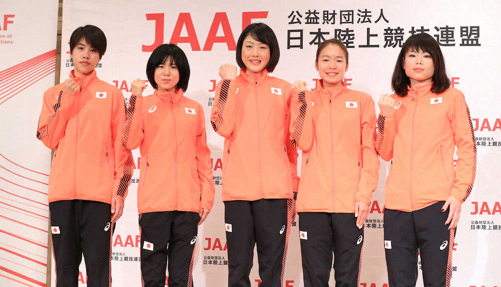 ＜マラソン日本代表内定選手会見＞笑顔を見せる（左から）小原、鈴木、前田、一山、松田（撮影・西尾　大助）