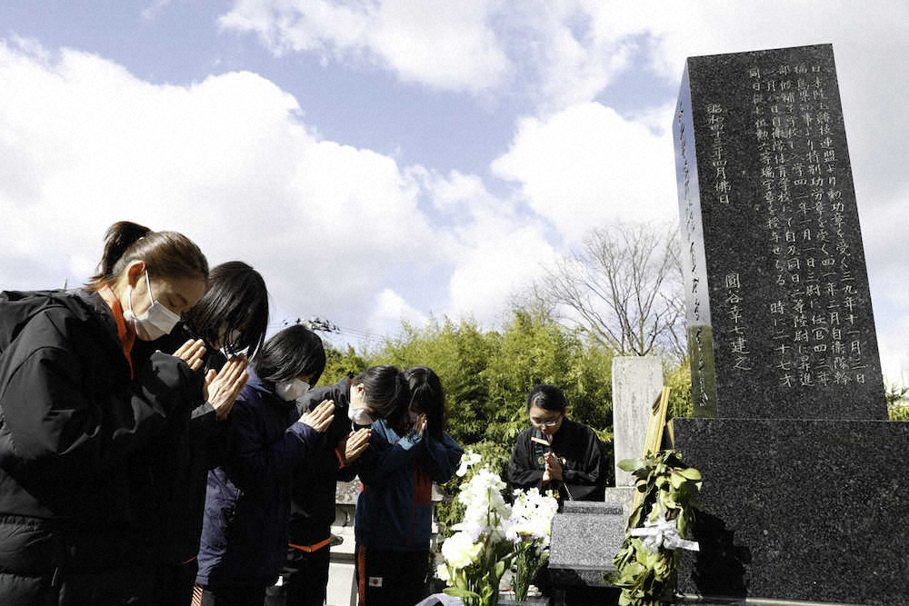 故・円谷幸吉氏の墓参りをする一山（左）らマラソン日本代表選手（（C）日本陸上競技連盟）