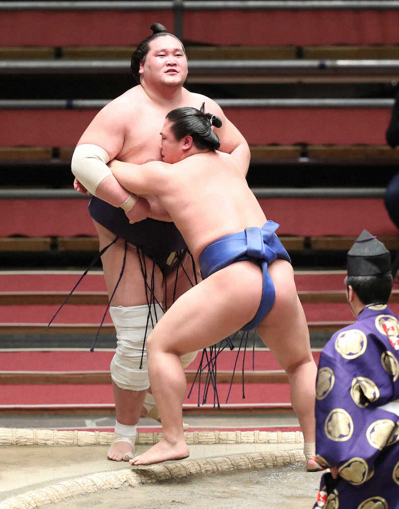 【画像・写真】十両・照ノ富士が初黒星「右肘に電気が走って…」負傷影響、首位は守る