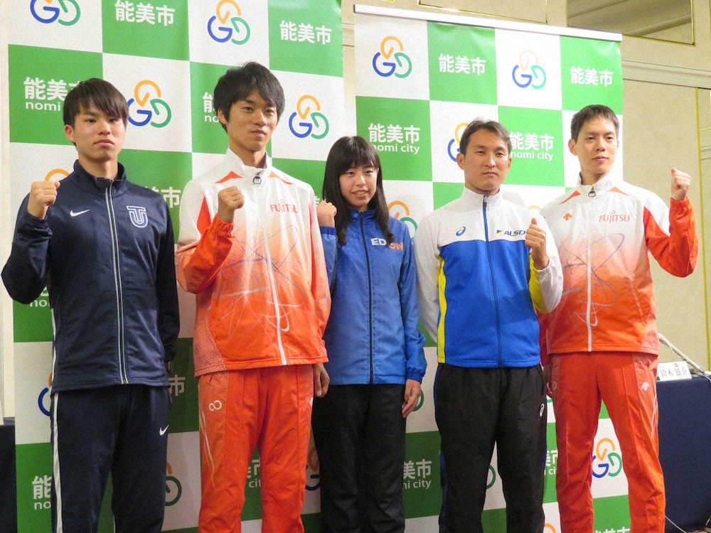 選考会に向けて気合を入れる（左から）池田、高橋、藤井、藤沢、鈴木　　　　　　　　　　　　　　　　　　　　　　　　