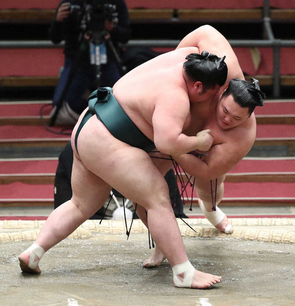 大相撲春場所8日目、朝乃山（右）は豊山にすくい投げで敗れ2敗目を喫する（撮影・奥　調）