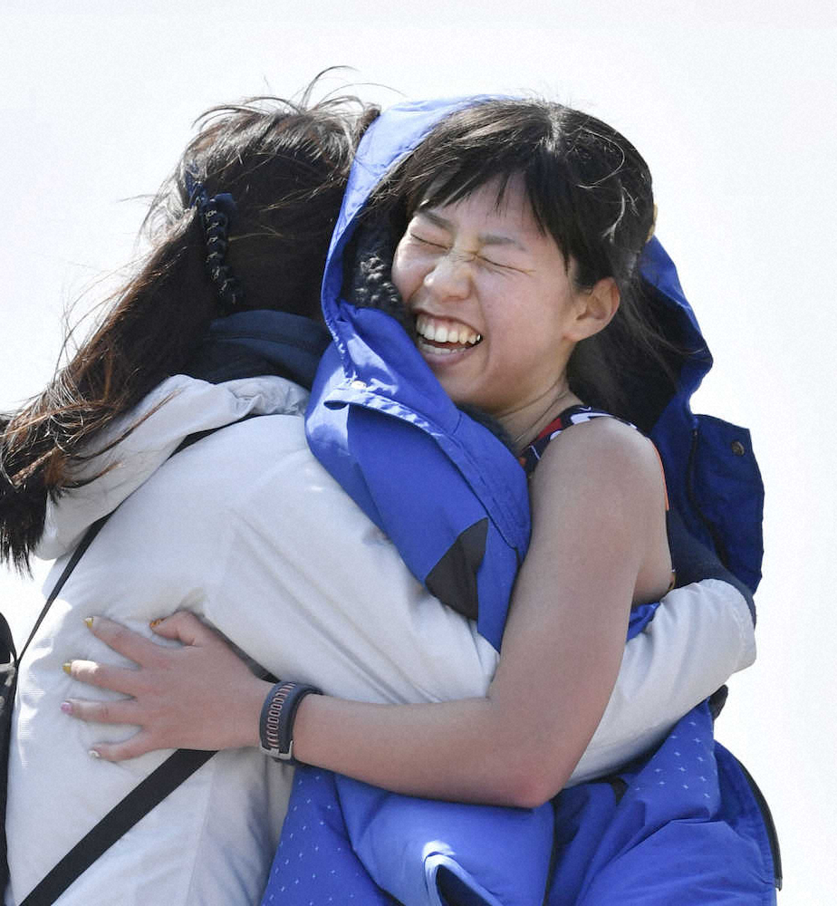 女子20キロで優勝し、喜ぶ藤井菜々子。東京五輪代表に内定