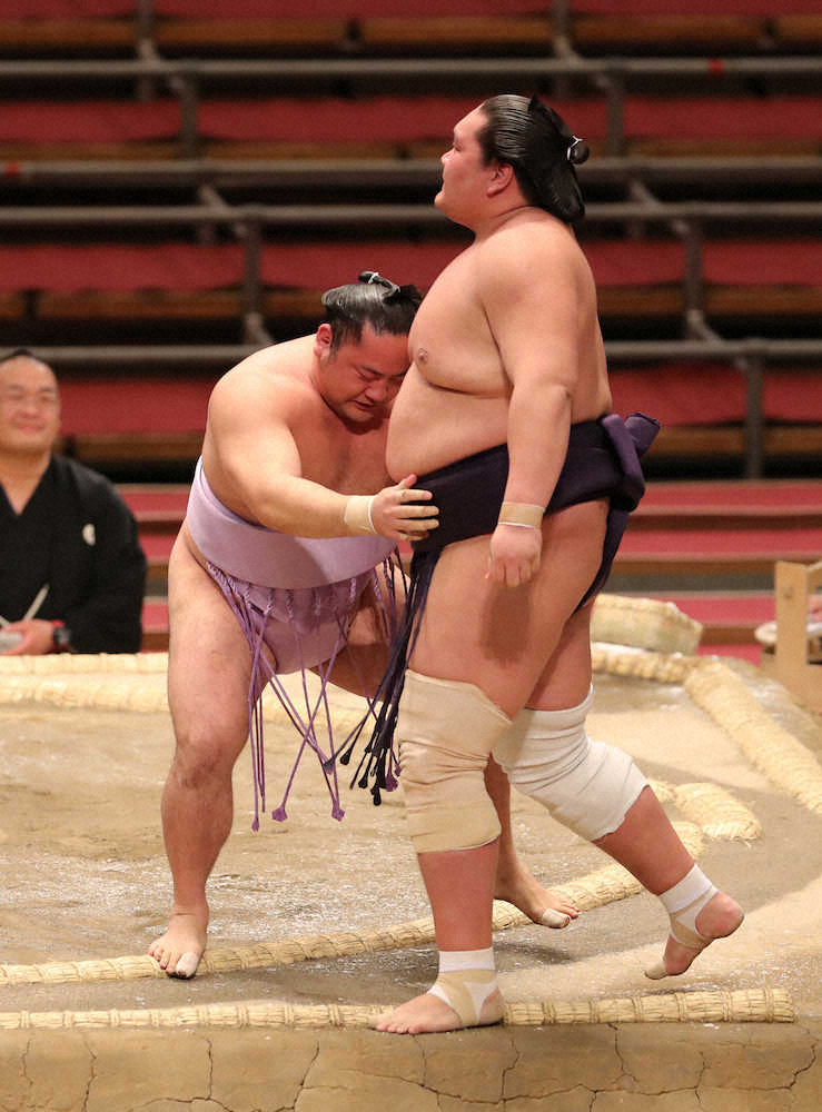 大相撲春場所9日目、寄り切りで照ノ富士を破る琴恵光（左）（撮影・後藤　正志）